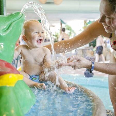 Kinder spielen in den Kinderbecken des Aqua Mundo von Center Parcs Limburgse Peel