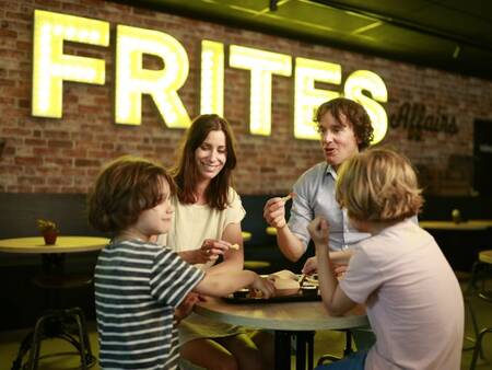 Genießen Sie Pommes und einen Snack im Frites Affairs im Center Parcs Limburgse Peel