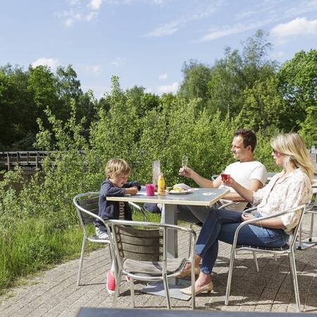 Eine Terrasse am Wasser im Center Parcs Limburgse Peel