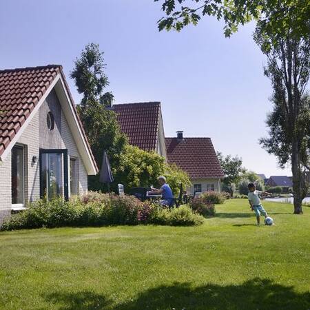 Die Ferienhäuser im Center Parcs Parc Sandur verfügen über einen großen Garten