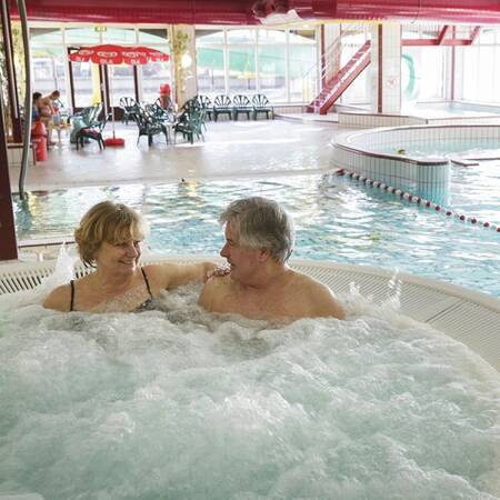 Der Swimmingpool des Center Parcs Parc Sandur verfügt über einen Whirlpool