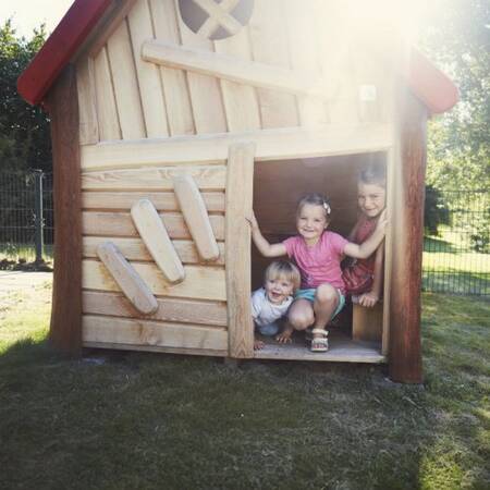 Kinder auf einem Spielplatz im Center Parcs Parc Sandur