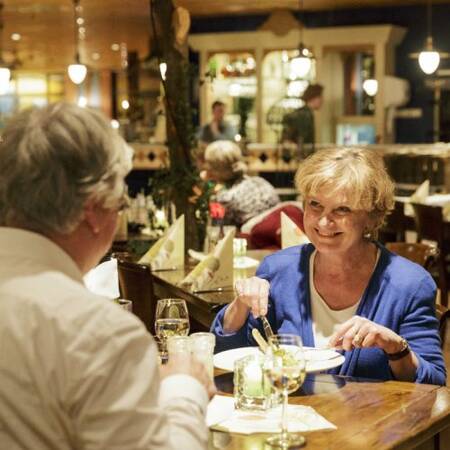 Gönnen Sie sich etwas und essen Sie in einem Restaurant im Center Parcs Parc Sandur