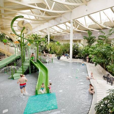 Kleinere grüne Rutsche im Wasserspielhaus im Aqua Mundo im Center Parcs Park Bostalsee