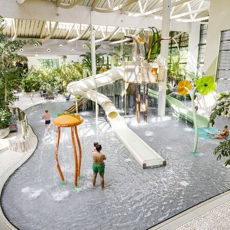 Weiße Rutsche im Wasserspielhaus im Aqua Mundo im Center Parcs Park Bostalsee