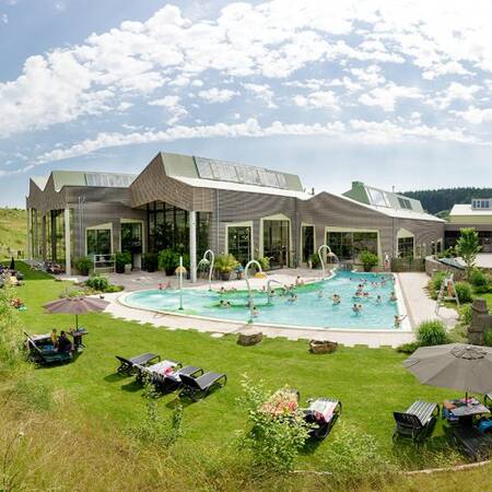 Außenpool mit Liegewiese des Aqua Mundo im Center Parcs Park Bostalsee