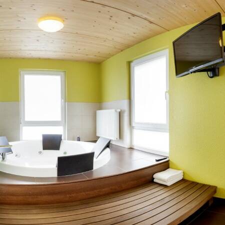 Whirlpool in einem Badezimmer eines Ferienhauses im Center Parcs Park Bostalsee