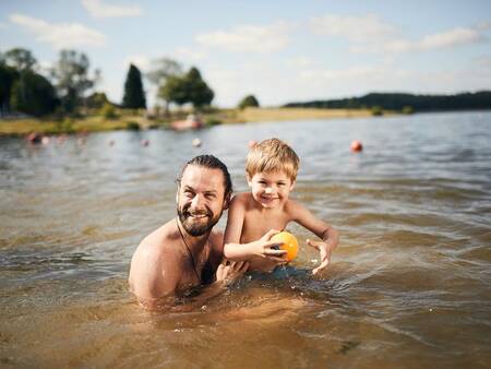 Nehmen Sie ein schönes Bad im Erholungssee des Center Parcs Park Bostalsee