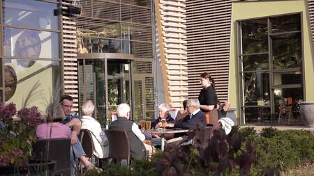 Terrasse am Hauptgebäude Center Parcs Park Bostalsee