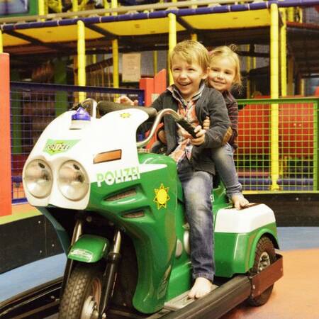 Moped im Indoor-Spielplatz im Center Parcs Park Eifel