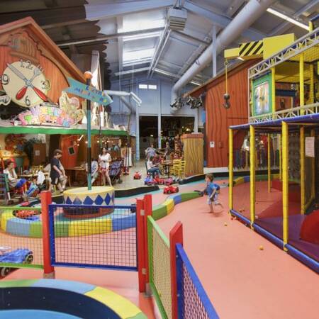 Spielende Kinder auf dem Indoor-Spielplatz im Center Parcs Park Eifel