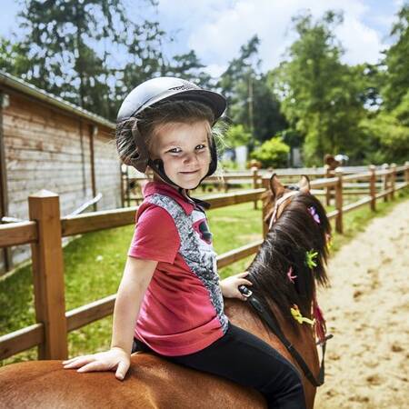 Mädchen auf Pony im Center Parcs Park Eifel