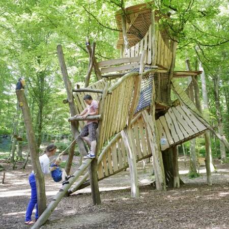 Kinder spielen auf einem Spielplatz im Center Parcs Park Eifel