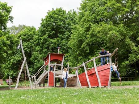 Spielschiffspielplatz mit spielenden Kindern im Center Parcs Park Eifel