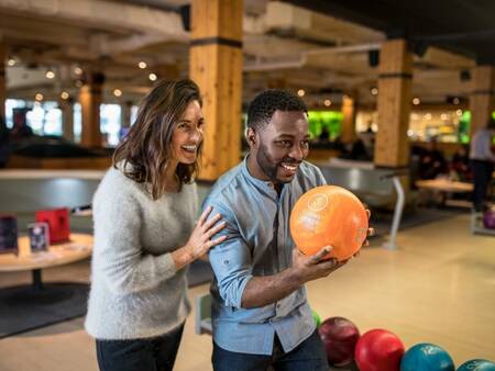 Gehen Sie mit der Familie im Center Parcs Park Hochsauerland bowlen