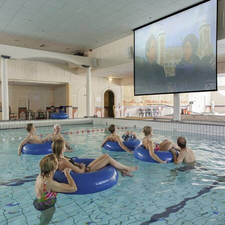 Center Parcs hat im Aqua Romana, dem 25-Meter-Pool, ein komplettes Kino eingerichtet