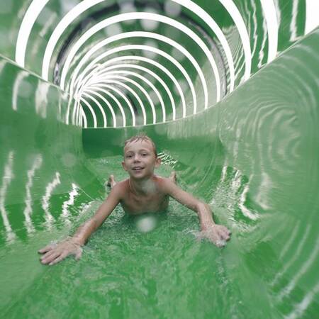 Super lange Wasserrutsche im Aqua Mundo Schwimmbad im Center Parcs Park Zandvoort