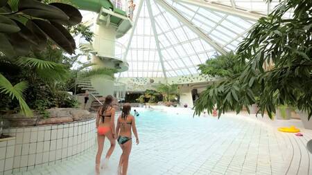 Das Wellenbad des subtropischen Schwimmbades Aqua Mundo im Center Parcs Park Zandvoort