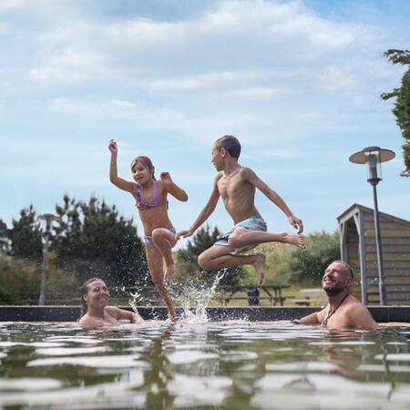 Der Außenpool des Aqua Mundo Schwimmparadieses im Center Parcs Park Zandvoort