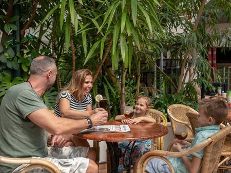 Terrasse im Market Dome des Center Parcs Park Zandvoort