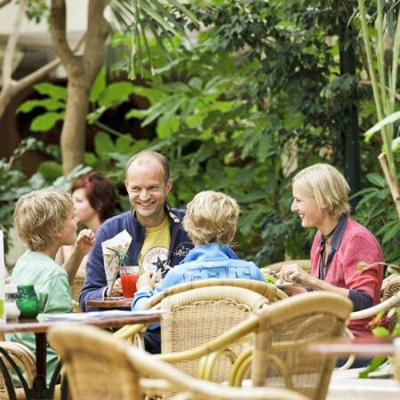 Terrasse im Market Dome des Center Parcs Park Zandvoort