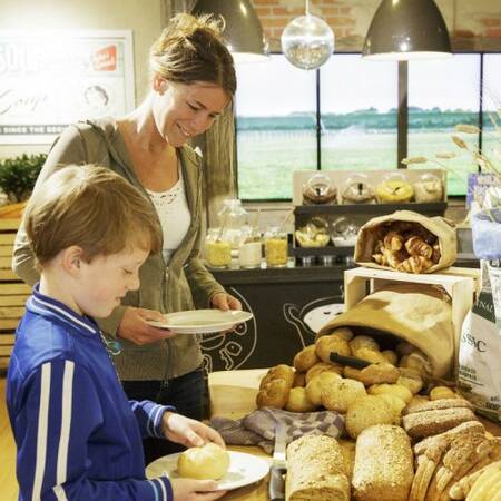 Genießen Sie Ihr Frühstück im Restaurant Evergreenz von Center Parcs Port Zélande