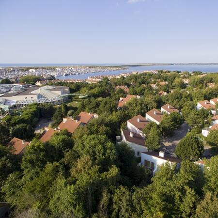 Luftaufnahme von Center Parcs Port Zélande mit Ferienhäusern und dem Grevelingenmeer