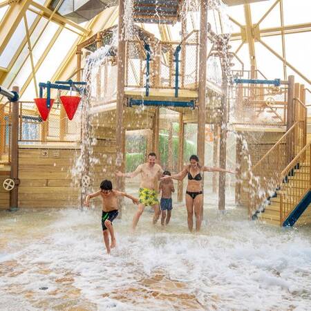 Viel Spaß im Wasserspielhaus des Aqua Mundo in Center Parcs Port Zélande