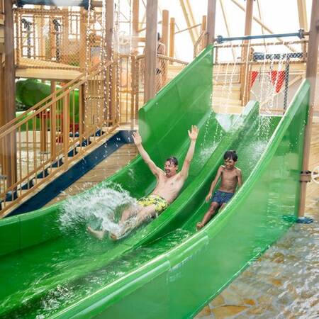 Rutschen im Wasserspielhaus des Aqua Mundo von Center Parcs Port Zélande