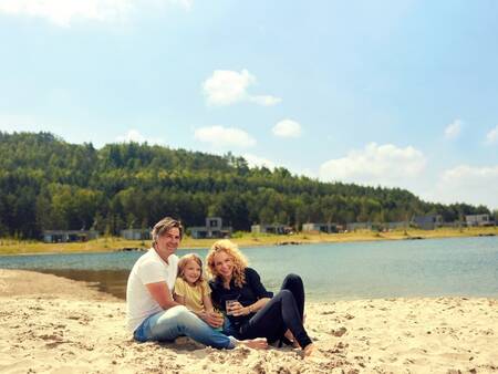 Entspannen am Strand am See im Center Parcs Terhills Resort