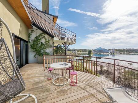 Eine Terrasse eines Ferienhauses im Center Parcs Villages Nature Paris