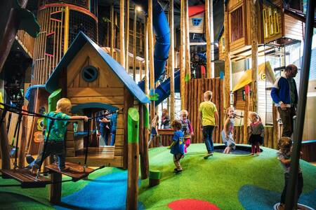 Kinder spielen auf dem Indoor-Spielplatz „Tippedoki“ des Campingplatzes De Berenkuil