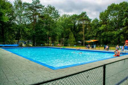 Menschen am Freibad des Campingplatzes De Berenkuil