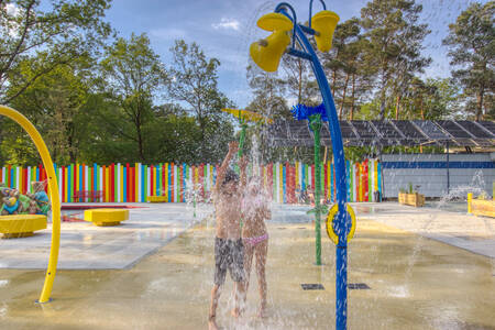 Kinder spielen auf dem Wasserspielplatz des Campingplatzes De Berenkuil