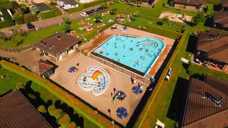 Menschen schwimmen im Außenpool des Ferienparks De Boshoek