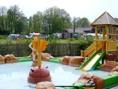 Das Planschbecken mit Spielgeräten im Freien im Ferienpark De Boshoek