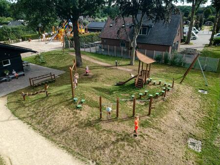 Kinder spielen auf einem Spielplatz im Ferienpark De Boshoek