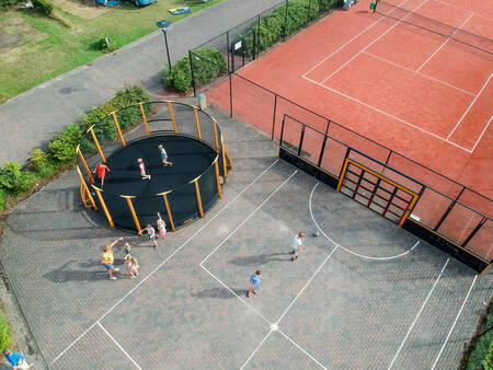 Kinder spielen im Panna-Käfig und auf dem Fußballplatz im Ferienpark De Boshoek