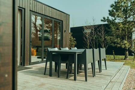 Terrasse mit Gartenstühlen eines Ferienhauses im Ferienpark De Klepperstee