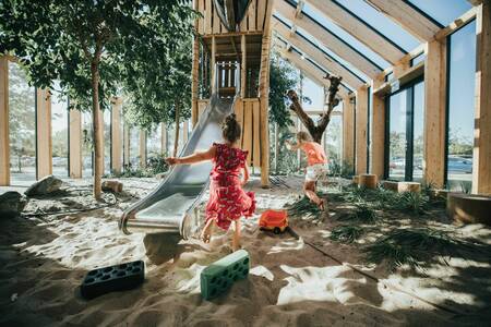 Rutschen Sie auf dem Indoor-Spielplatz im Ferienpark De Klepperstee