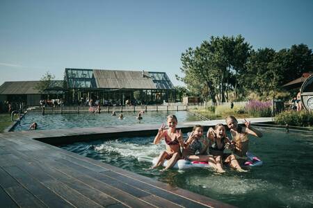 Schwimmen im Naturteich im Ferienpark De Klepperstee