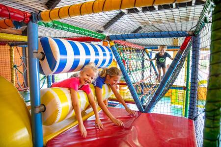Kinder spielen auf dem Indoor-Spielplatz „Happy Heintje“ auf dem Campingplatz De Witte Berg
