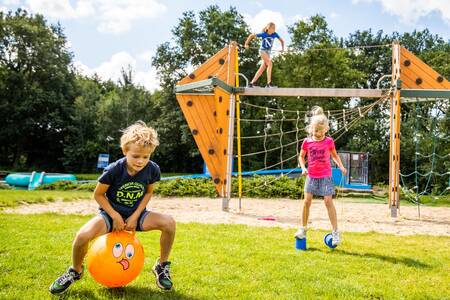 Kinder spielen auf einem Spielplatz auf dem Campingplatz De Witte Berg