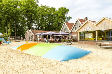 Spielplatz mit Lufttrampolin in der Nähe der Gastronomie auf dem Campingplatz De Witte Berg