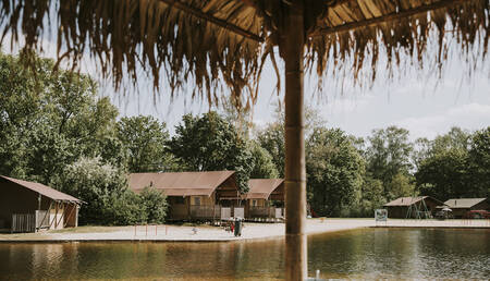 Lodge-Zelte am Wasser im Ferienpark Dierenbos