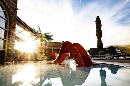 Rutschen Sie im Planschbecken draußen im Ferienpark Dormio Eifeler Tor