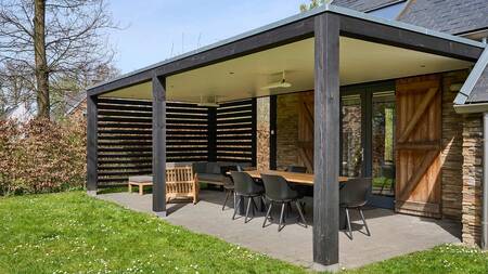 Eine überdachte Terrasse eines Ferienhauses im Ferienpark Dormio Resort Maastricht