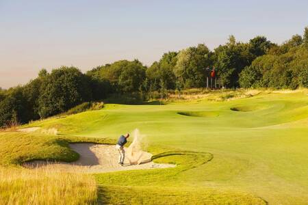 Man auf dem 27-Loch-Golfplatz „International Golf Maastricht“ direkt neben Dormio Resort Maastricht