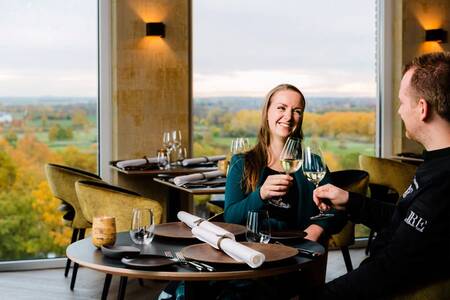 Mann und Frau im Panoramarestaurant "Rantrée" im Ferienpark Dormio Resort Maastricht