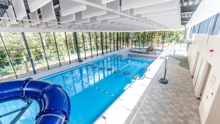 Das Hallenbad mit Rutsche des Ferienparks Dormio Resort Maastricht